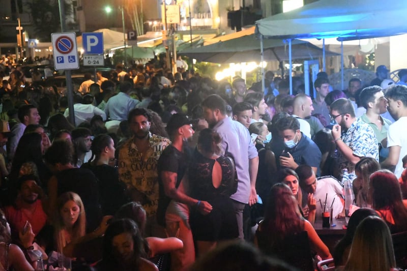 Nonostante i divieti di ballo e assembramenti non si ferma la movida 5