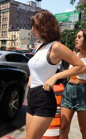 Bella Hadid sexy: la maglia mostra tutto 26