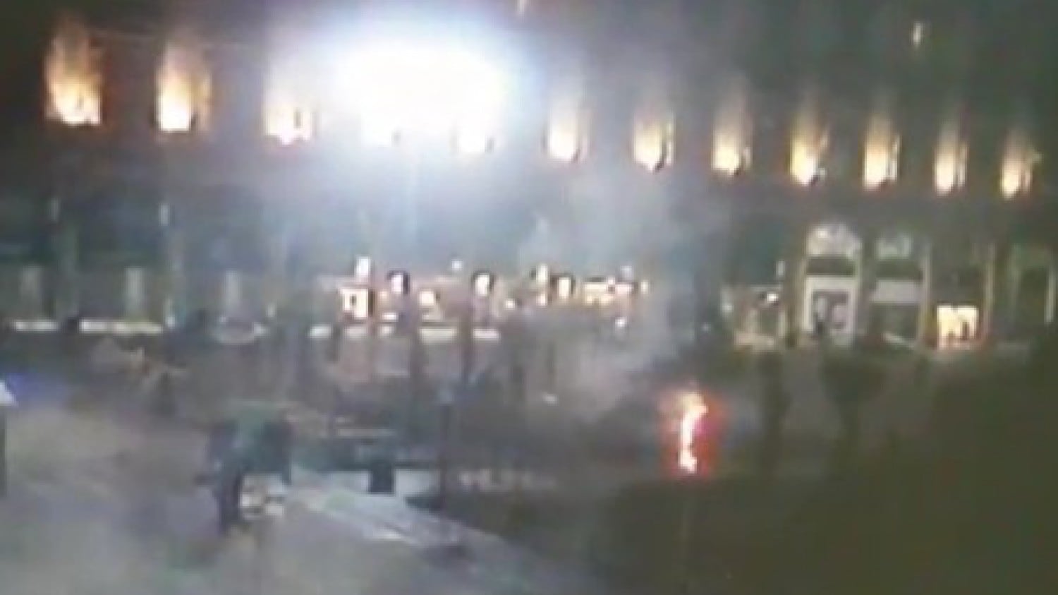 Vandali bruciano indisturbati le palme di piazza Duomo