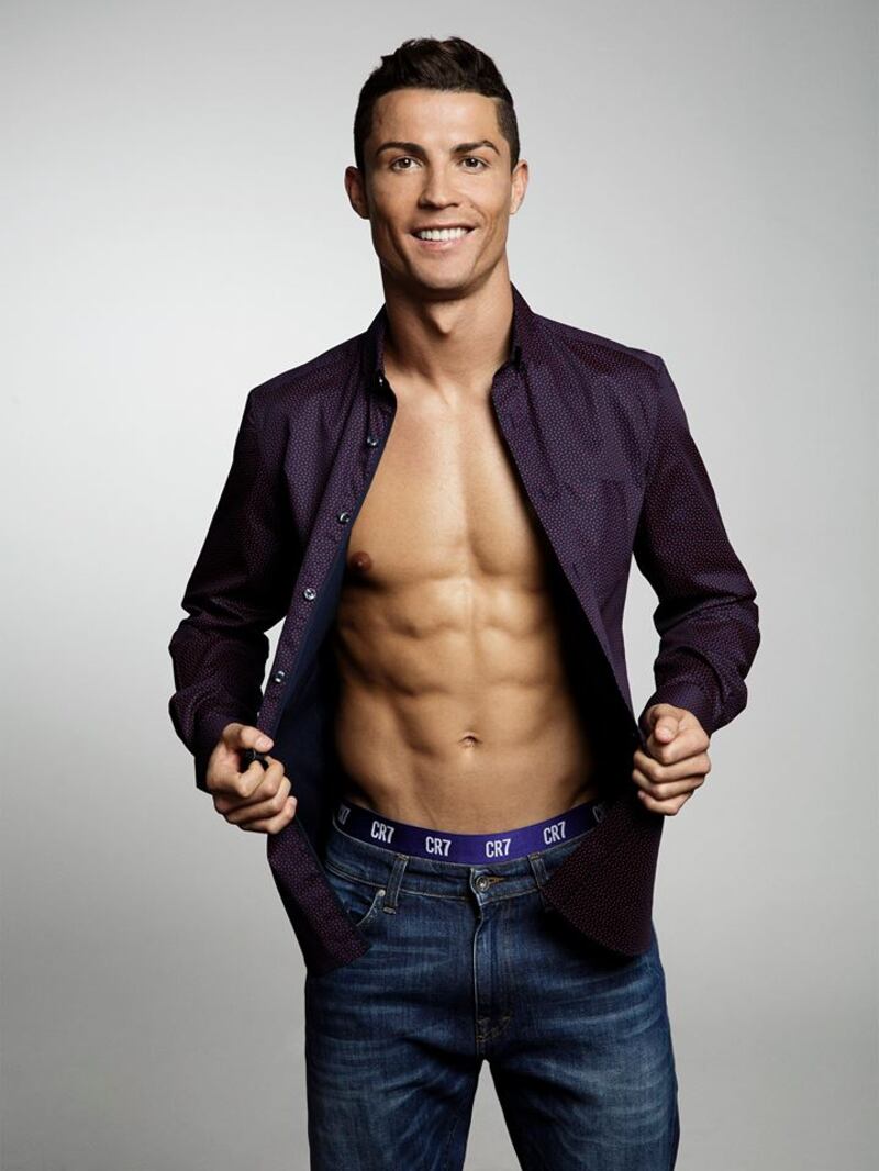 Due fisici perfetti: le pose hot di Ronaldo e della Ambrosio 18