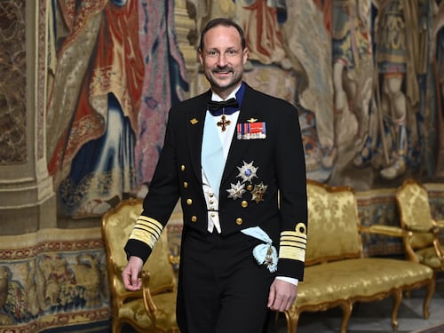 Gli studi all’estero e il matrimonio con una ragazza madre, ora regina: chi è il re Haakon VIII di Norvegia