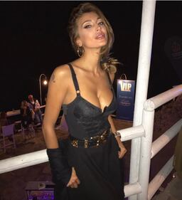 Cristina Buccino sexy skipper in costume giallo 20