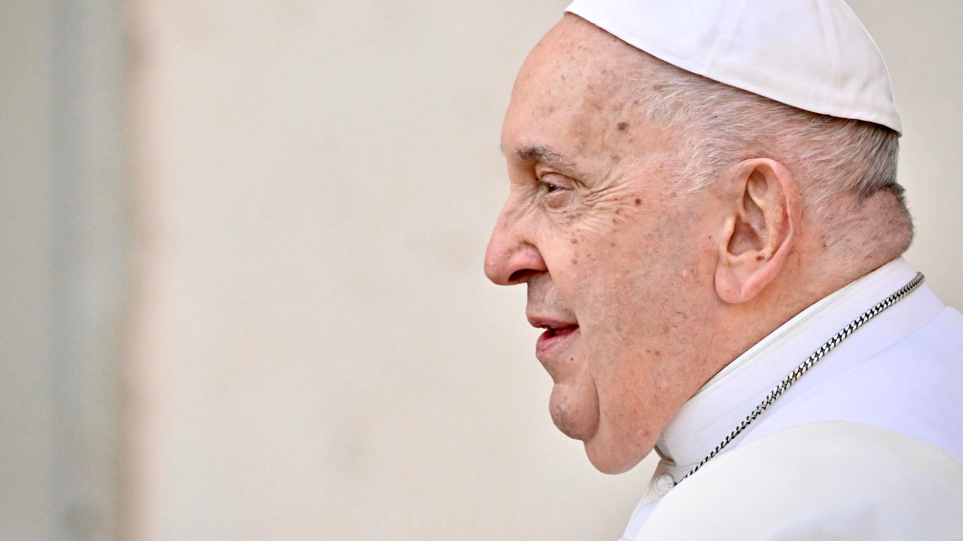 "Il Papa ha fatto una tac". Saltano tutte le udienze