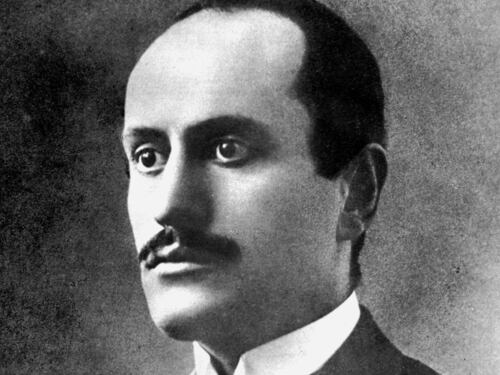 Beppe impari la lezione del Duce: il Parlamento soffoca la Rivoluzione