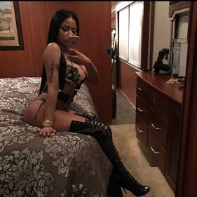 Nicki Minaj fuori di seno alla Paris Fashion Week 6