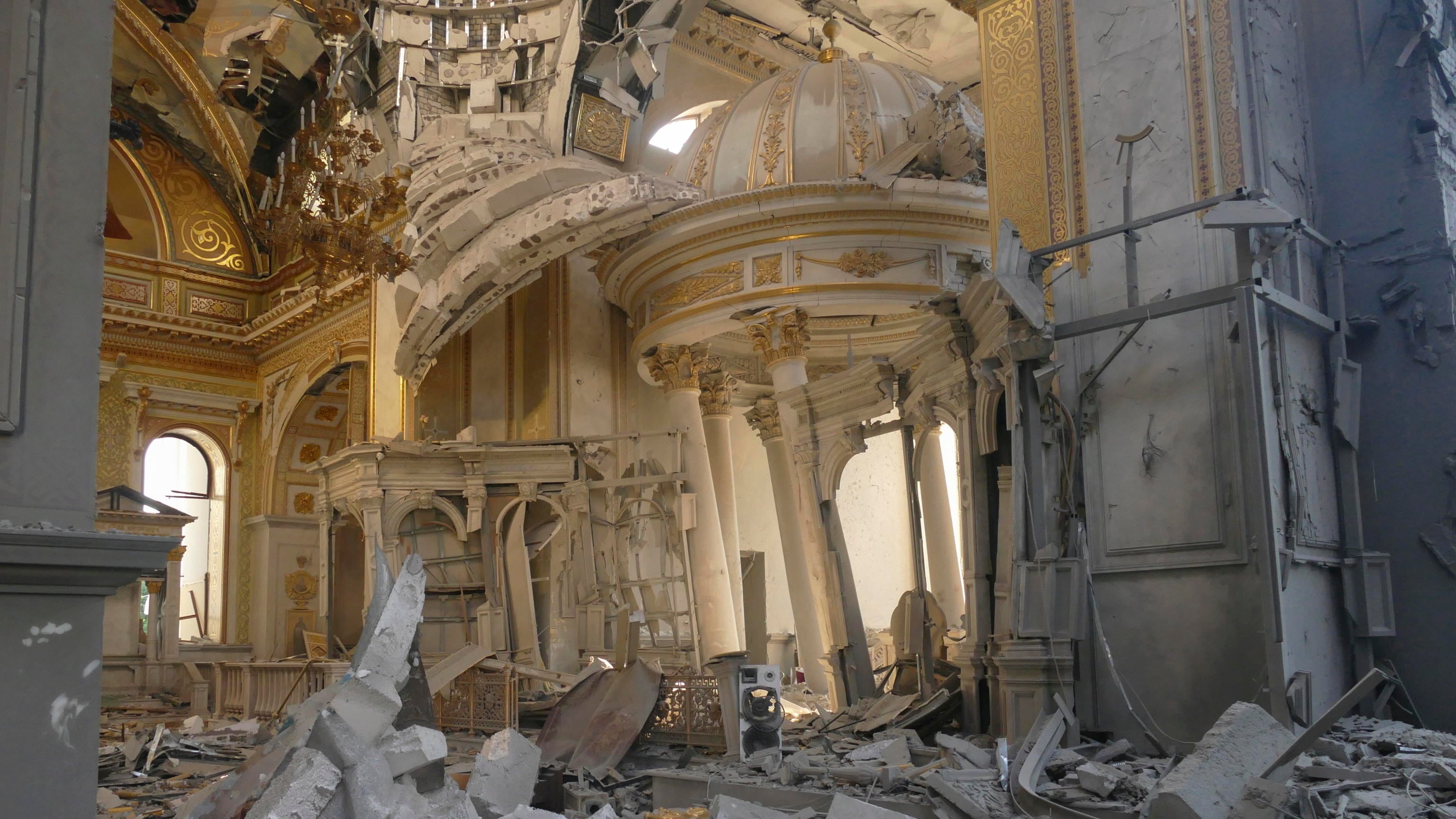 Raid russo contro Odessa: colpita anche cattedrale ortodossa. E Zelensky promette vendetta