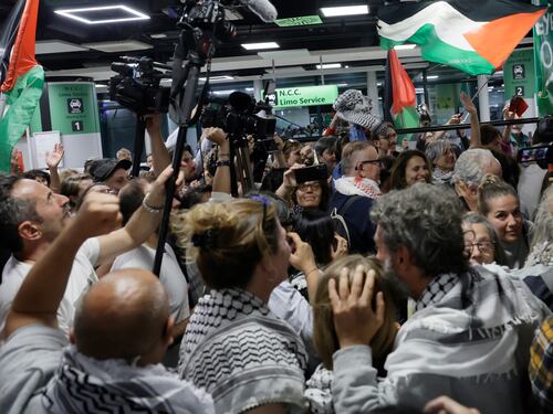 “Picchiati, ammanettati e torturati”: il ritorno degli attivisti della Flotilla tra kefiah e bandiere della Palestina