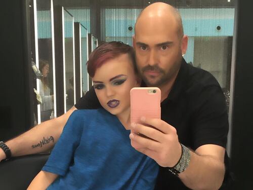 Truccatore realizza il sogno di un bambino e gli insegna a truccarsi da drag queen