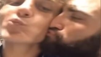 Chelsea, Higuain scatenato nei festeggiamenti: bacio a David Luiz per sancire la pace