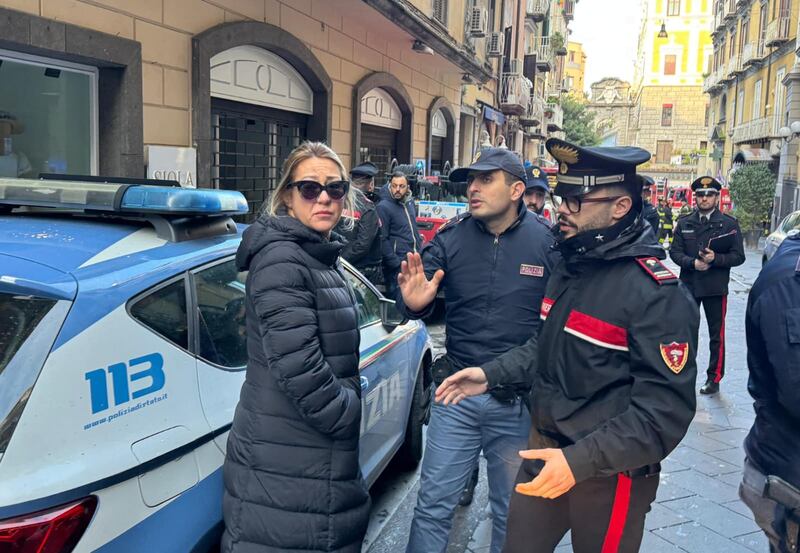 Incendio nel cuore di Napoli, in fiamme il teatro Sannazzaro 2