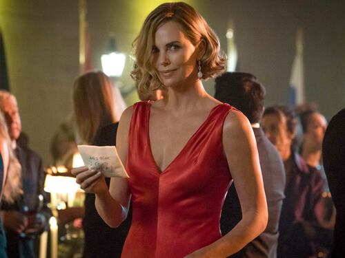 La scena hot di Charlize Theron: così fa scandalo nel suo nuovo film