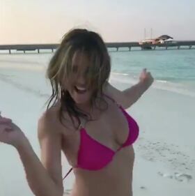 Liz Hurley, balletto bollente sui social 3