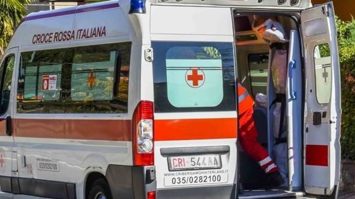 Choc a Battipaglia, bimbo di 10 anni si lancia nel vuoto: è grave