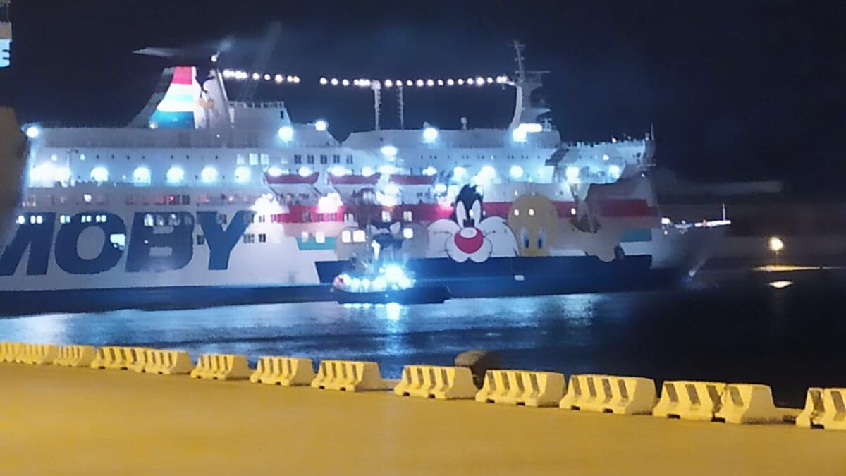 I primi 53 migranti sono saliti a bordo della nave quarantena