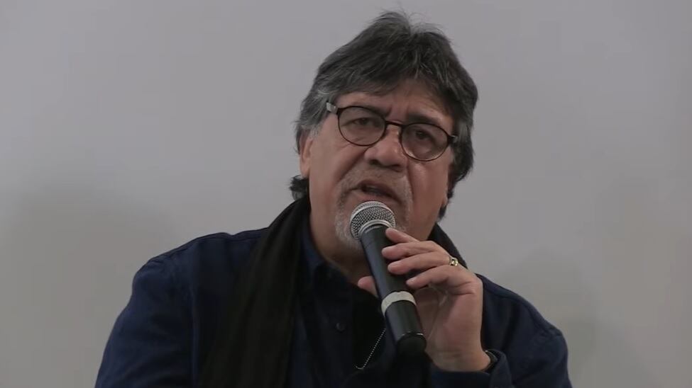Luis Sepulveda non è in coma. La moglie dello scrittore: "Sta migliorando"