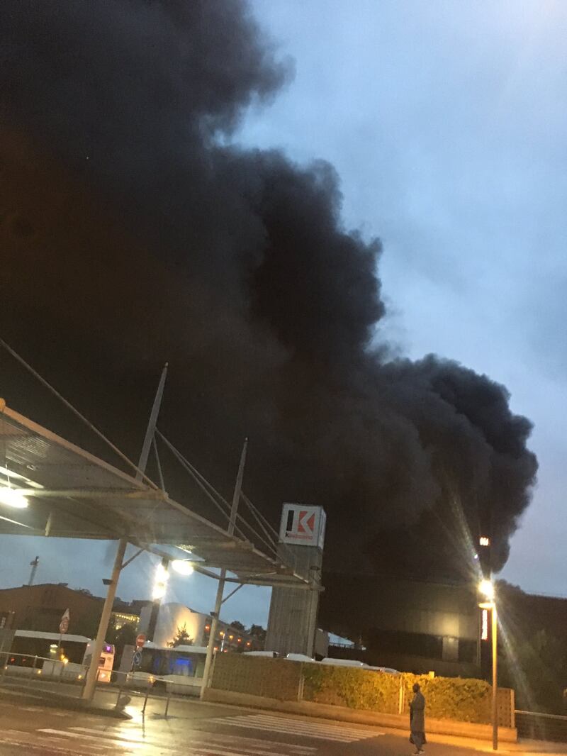 Rouen, incendio in un impianto chimico: nube nera sulla città 2