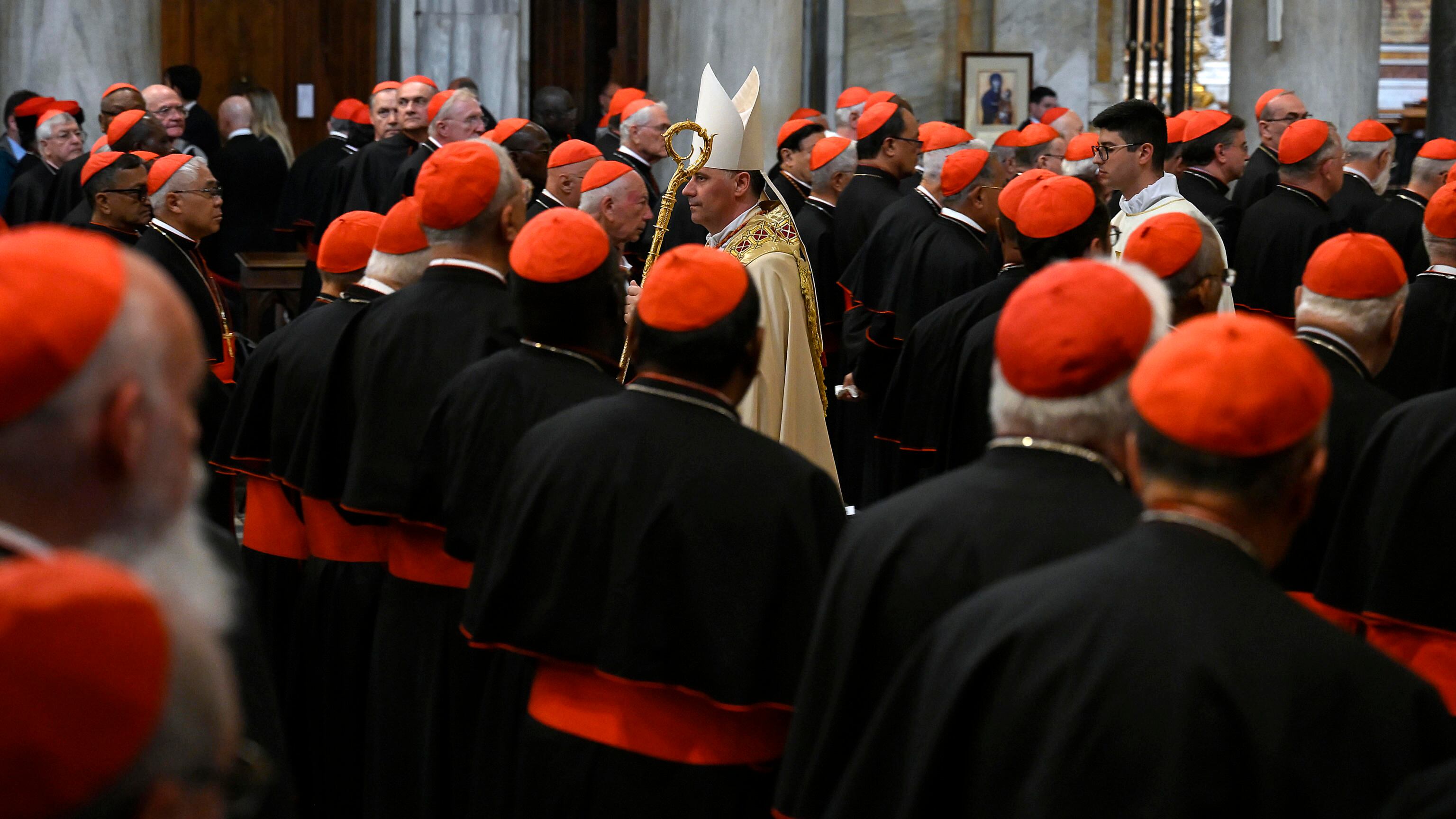 "L'elezione? Piano piano". Sulla tomba 110 cardinali (ma Becciu non si vede)