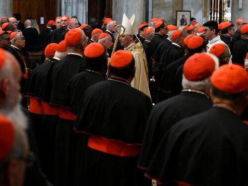 "L'elezione? Piano piano". Sulla tomba 110 cardinali (ma Becciu non si vede)