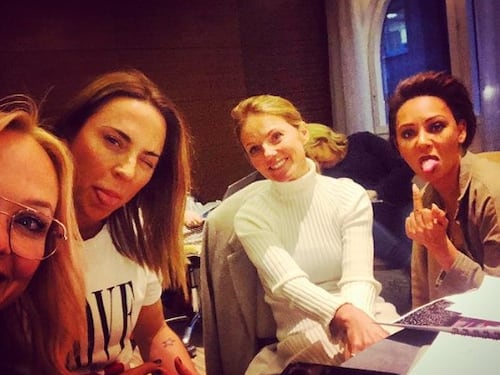 Mel B e il dito medio nella foto con le Spice
