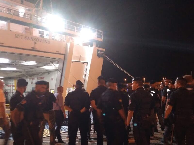 Lo sbarco dei migranti della Open Arms a Porto Empedocle  7