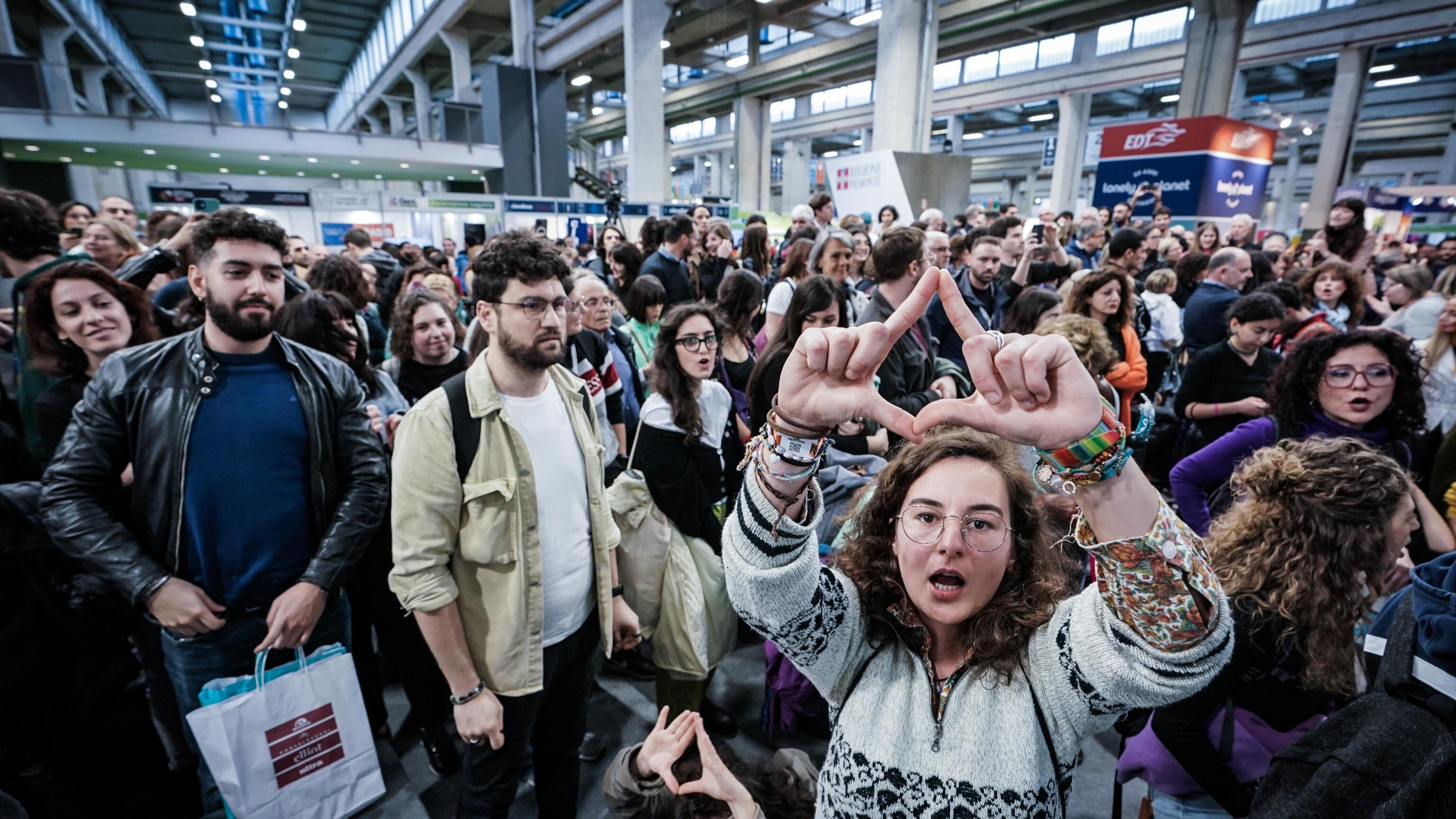 Roccella zittita dagli "attivisti" al Salone del libro "Non conoscete la democrazia"