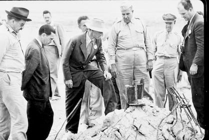 Generale Leslie e il fisico Oppenheimer sul luogo della detonazione. Fonte: Los Alamos National Laboratory
