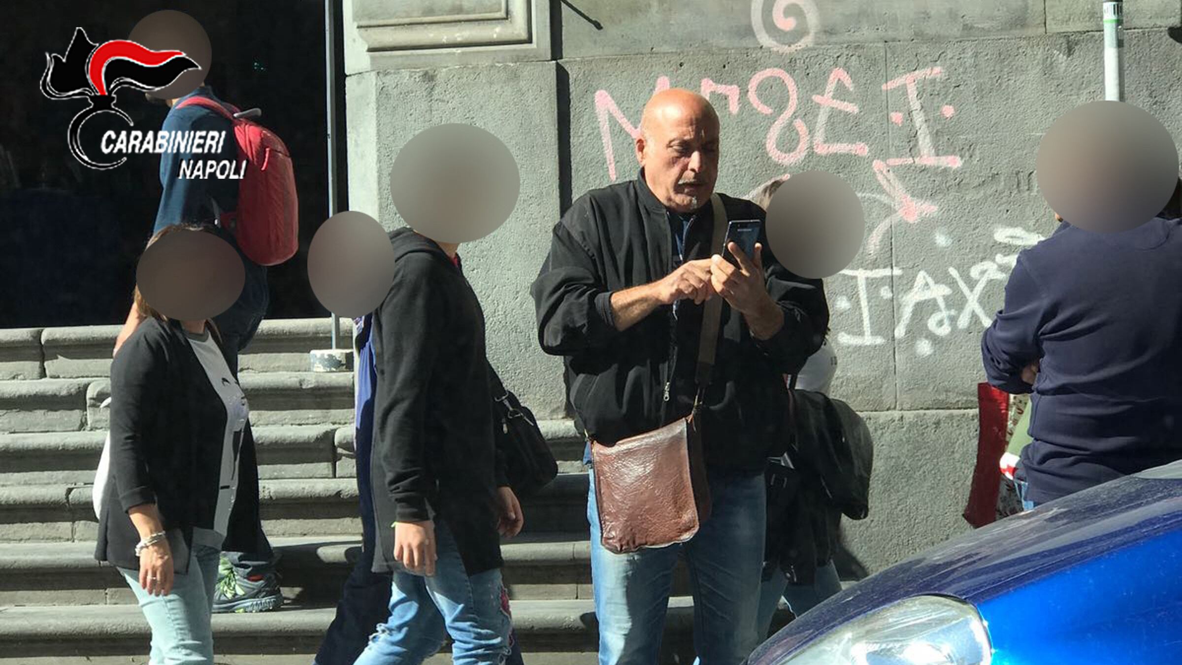 Parcheggiatore abusivo striscia l'auto ai turisti: incastrato con una foto