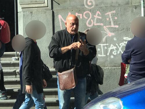 Parcheggiatore abusivo striscia l'auto ai turisti: incastrato con una foto