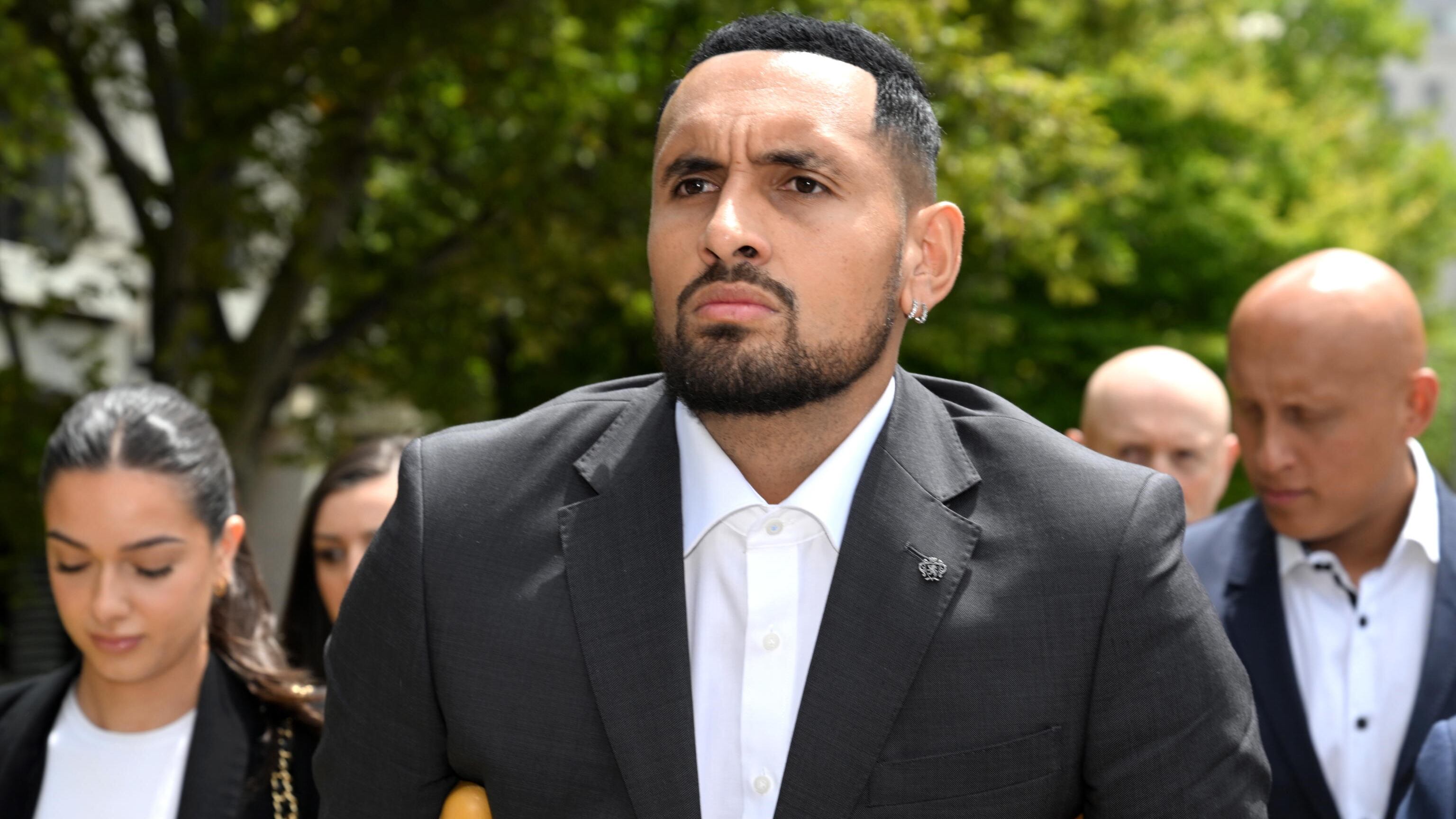 Kyrgios ammette aggressione alla ex ma il tribunale lo assolve: ecco perché