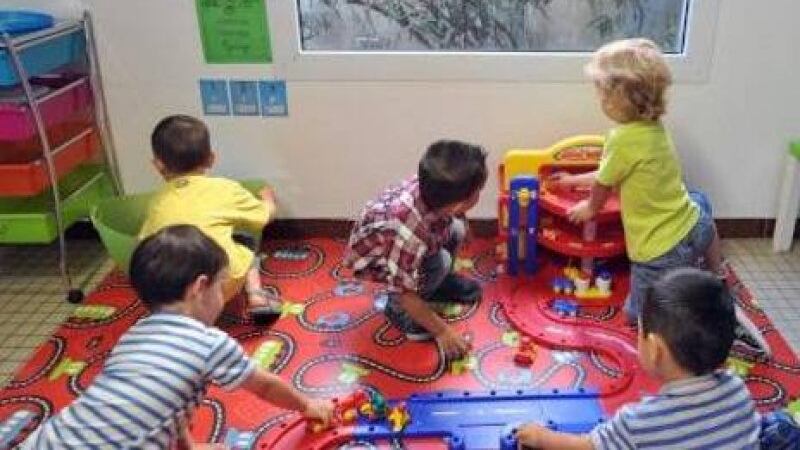 Due bambini di 7 anni abusano di un'amica di 6 anni: "Visto fare nei film porno"