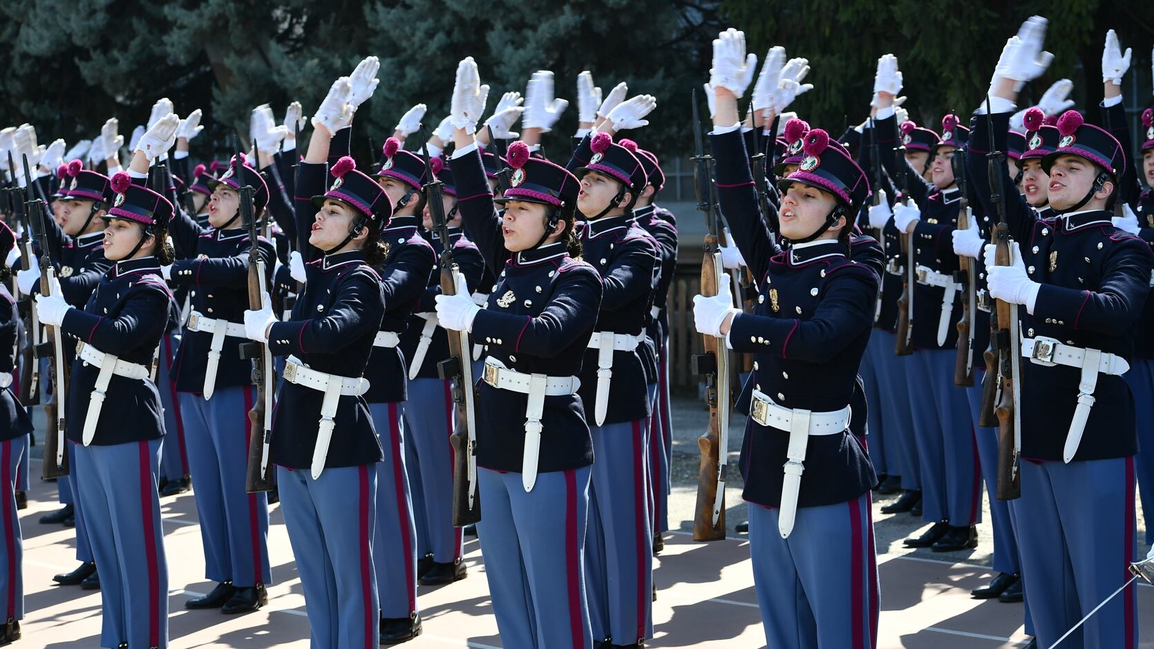 Davanti al capo dell'esercito giurano i cadetti della Teuliè