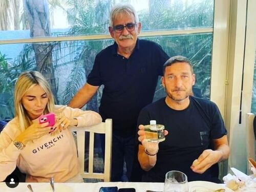 La foto-vendetta di Totti: con Noemi nel ristorante dove andava con Ilary