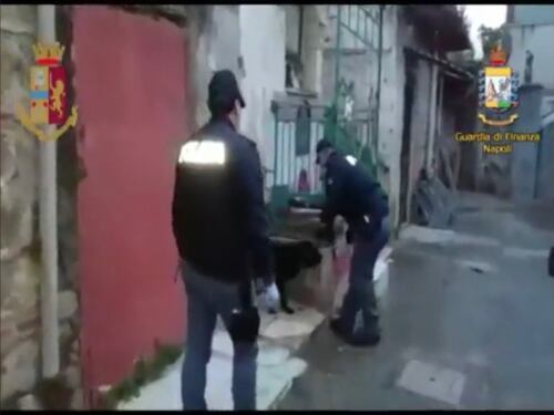 Blitz al Rione Berlingieri: finanzieri e cani antidroga trovano armi e droga