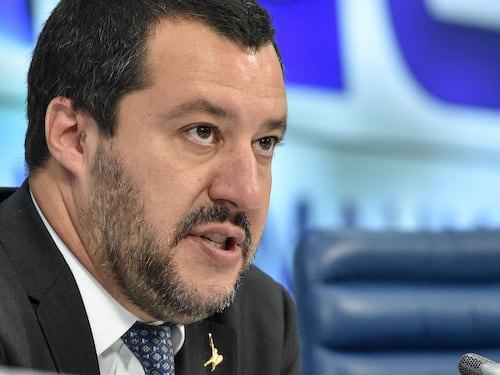 Salvini taglia i fondi ai migranti e ai rom: "Li uso per pagare i poliziotti"