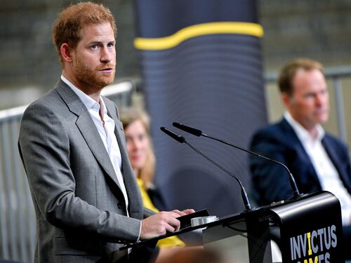 Tutti contro Harry. Dai talebani ai militari è scacco al principe