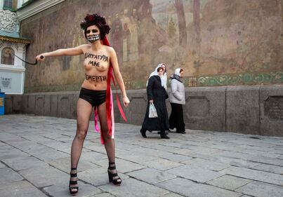 Kiev, attiviste Femen nude contro Ianukovich 7