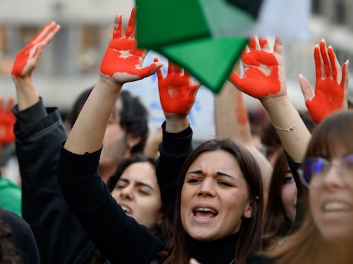 I pro Pal occupano l'università. E oggi marcia sulla tangenziale