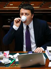 Renzi con il computer sui banchi del governo 2