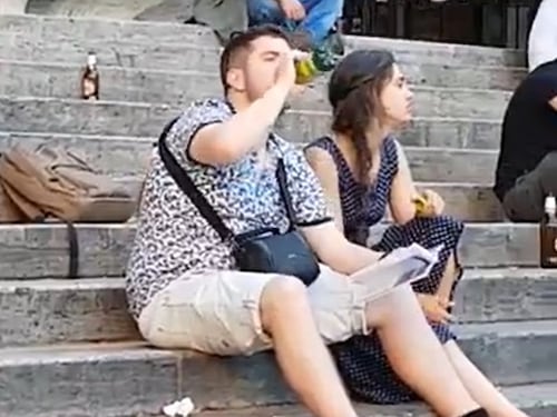 Vacanze in città, arriva il "turista cafone"