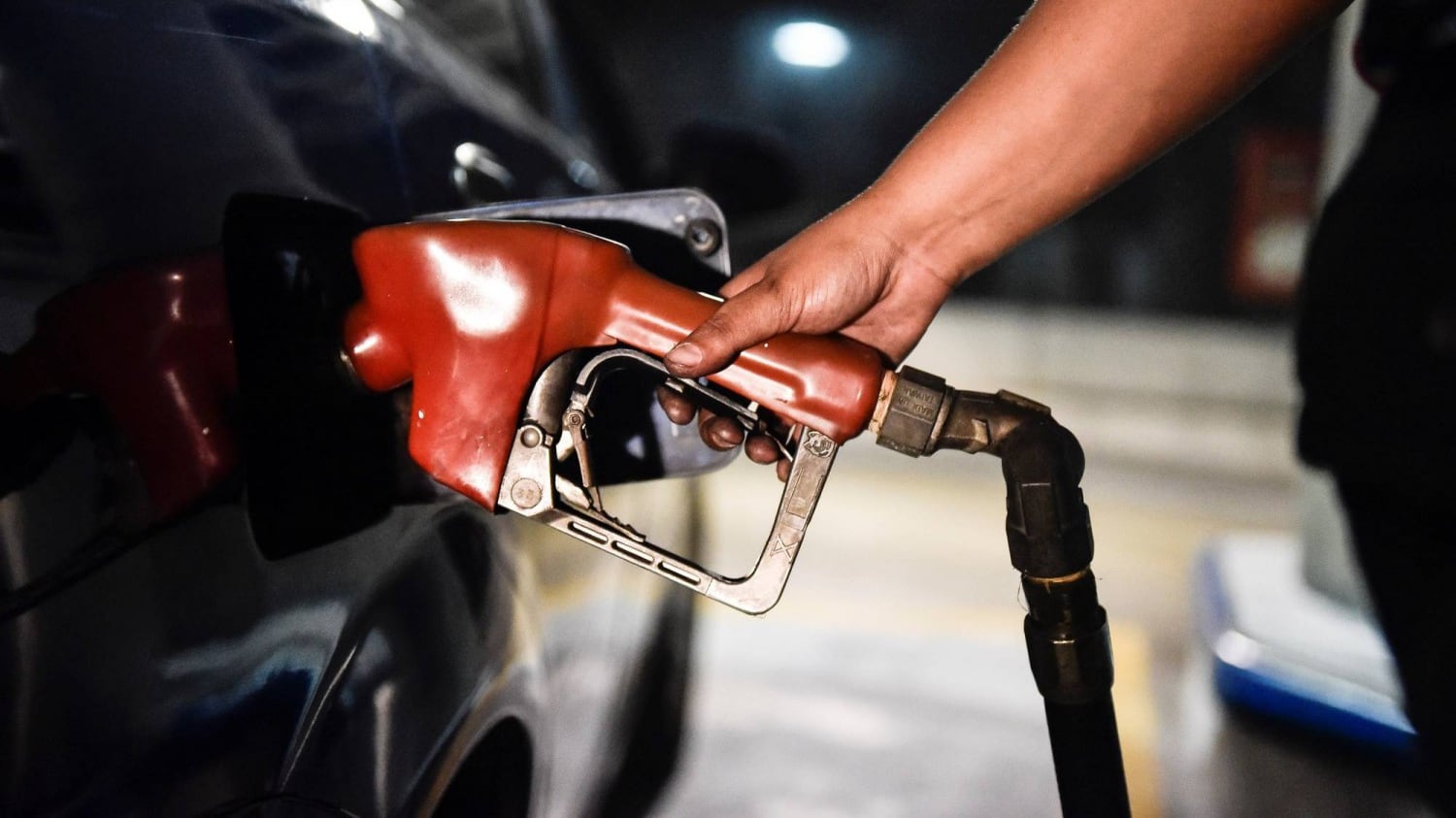 Benzina, in arrivo la stangata "Aumenti nei prossimi giorni"