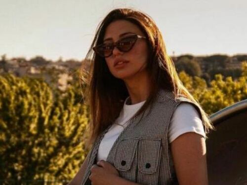 Il set fotografico sul tetto: modella precipita e muore