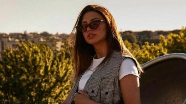 Il set fotografico sul tetto: modella precipita e muore