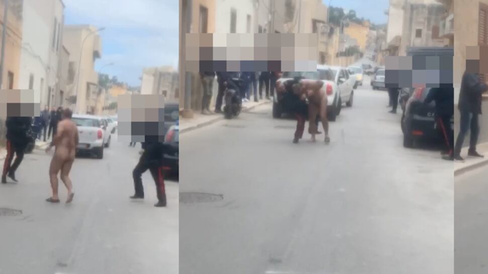 Un uomo gira nudo per strada. Poi aggredisce a calci i militari