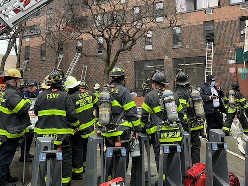 Incendio in un palazzo di New York, muoiono 19 persone