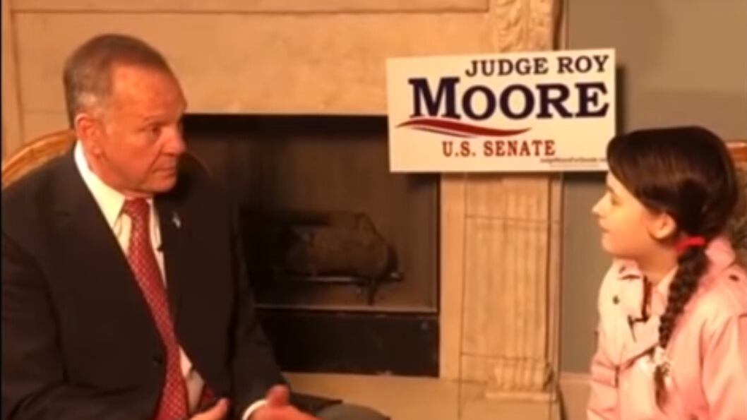 Il candidato repubblicano Roy Moore (accusato di molestie) intervistato da una 12enne