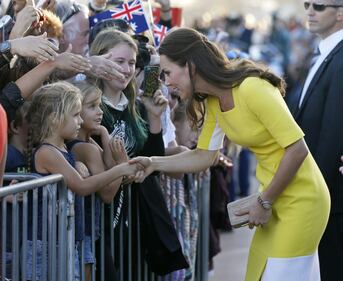 La famiglia reale arriva in Australia: per Kate il vestito è giallo canarino 13