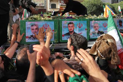 Teheran scende in piazza per i funerali dei "martiri" della guerra dei 12 giorni 1