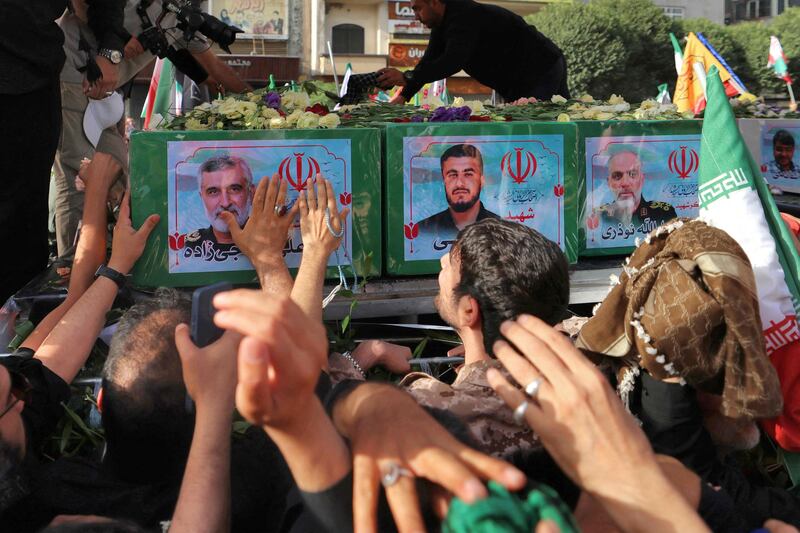 Teheran scende in piazza per i funerali dei "martiri" della guerra dei 12 giorni 1
