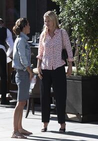Kate Moss: irriconoscibile mentre fuma fuori dal ristorante: la sua trasformazione 6