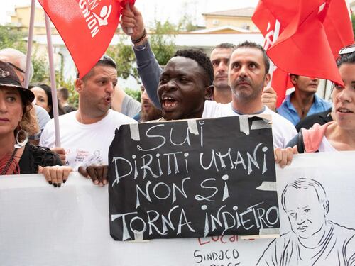 Riace, il Viminale fa chiarezza: "Trasferimenti dei migranti su base volontaria"